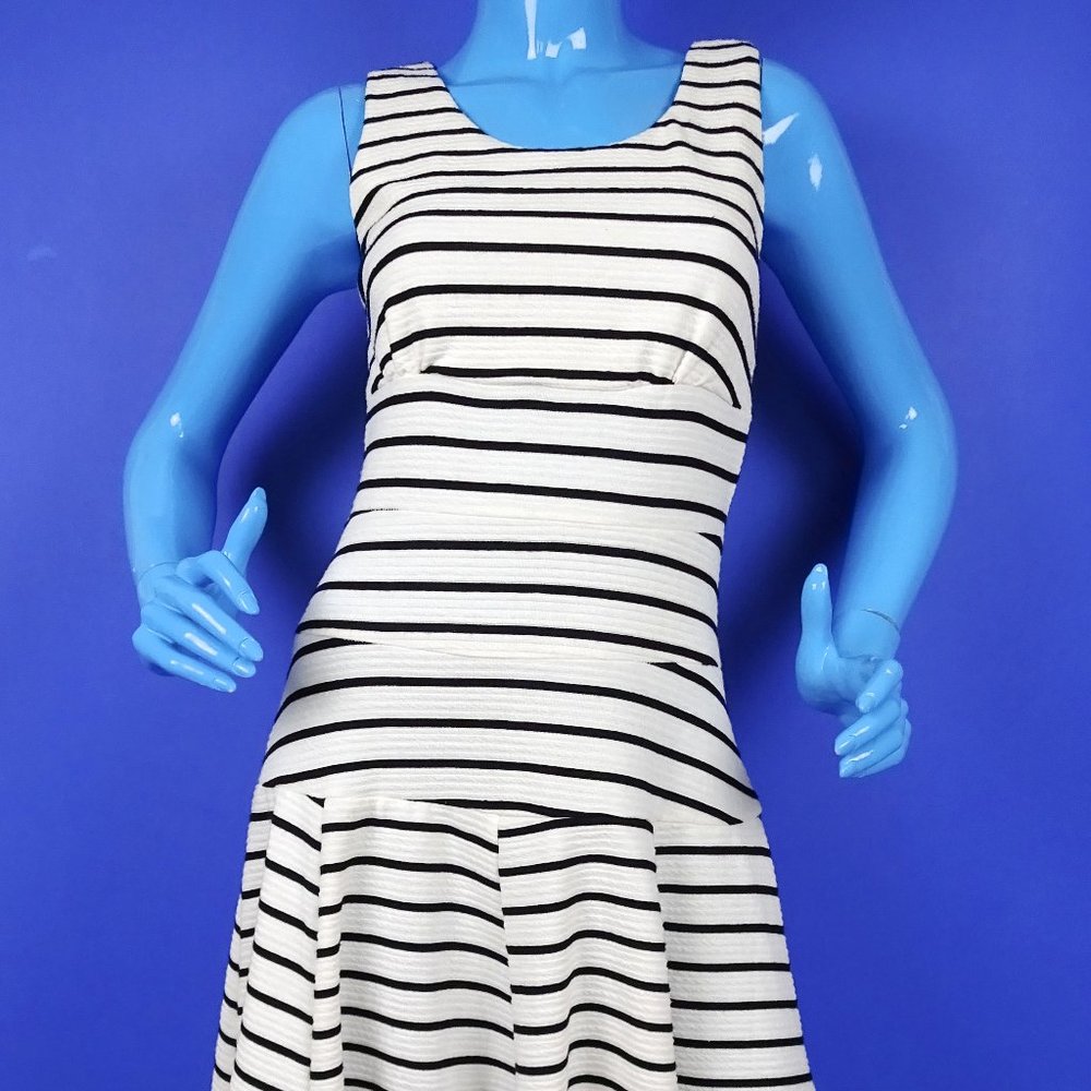 Double Zero Figure Flattering Fit & Flare Striped Summer Dress M 8 10 Sleeveless